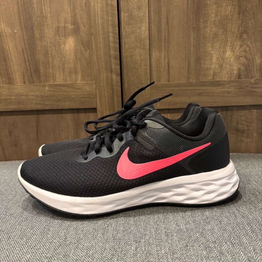 Nike Women's Revolution 6 Shoes Black/Hyper Pink Size 9 EUC